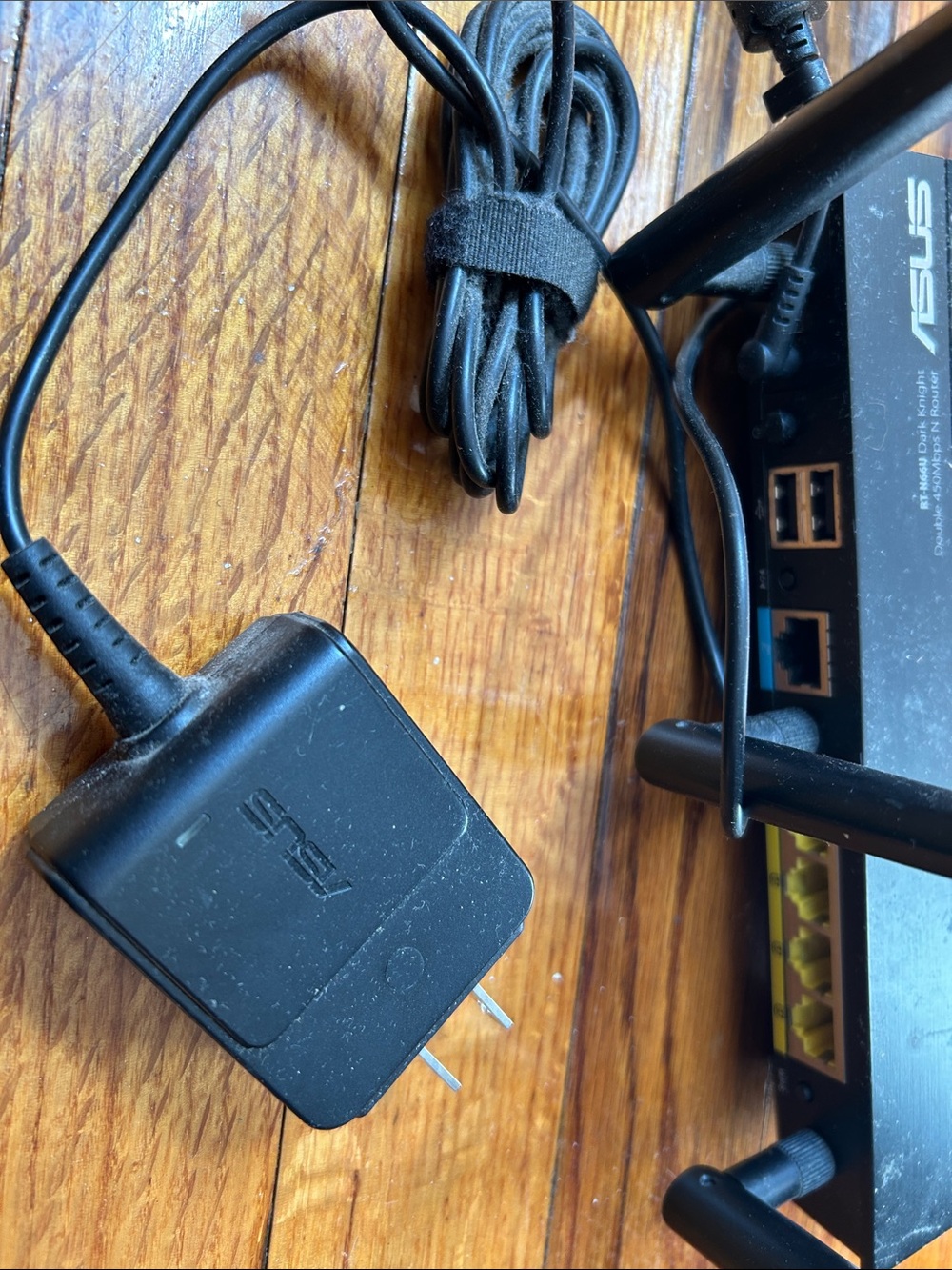 ASUS Black Wireless Router with Three External Antennas - Picture 3 of 4